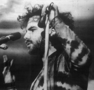 Jerry Rubin - von unknown; photo staff listed as Bob Hsiang, Marc Ackerman, and Gary Friend [Public domain oder Public domain], via Wikimedia Commons http://commons.wikimedia.org/wiki/File%3AJerry_Rubin_(edit)_-_Spectrum_13Mar1970.jpg